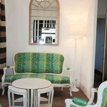 Au Clos Paille Posay 公寓 *