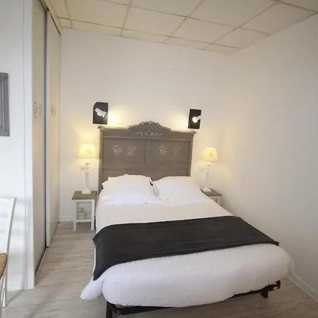 Logis & Restaurant Au Clos Paille Posay Hotel 3*