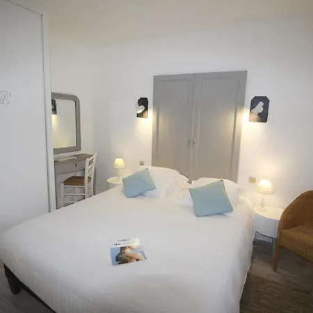 Au Clos Paille Posay Hotel