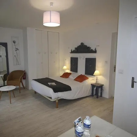 Au Clos Paille Posay Hotel