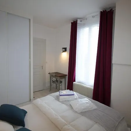 Отель Au Clos Paille Posay 3*