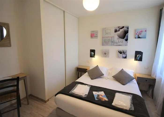 Appartement Logis Hôtel&restaurant Au Clos Paillé Charme&caractère *